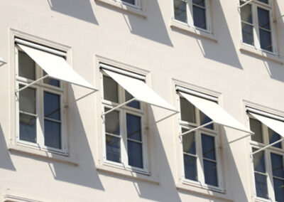 fachada con ventanas y toldos